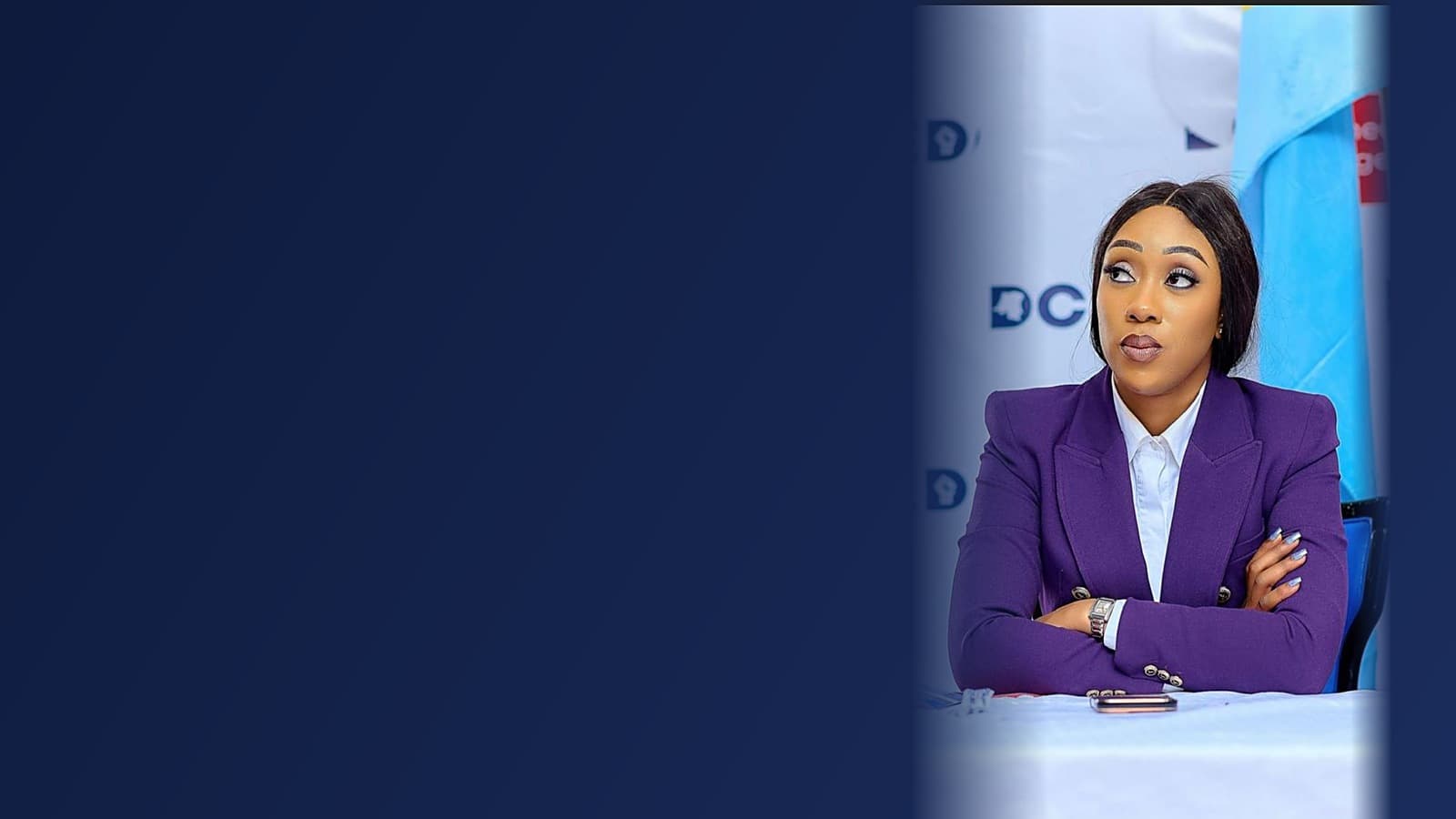 Portrait de Sandra Nkulu Kyungu, coordonnatrice du PPRD/Diaspora, en veste violette lors d’une conférence de presse
