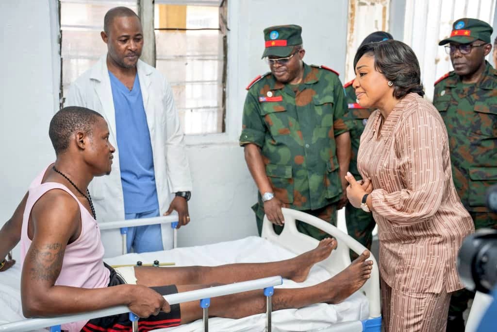Denise Nyakeru la première dame de RDC visitant des FDLR dans un hôpital de Kinshasa