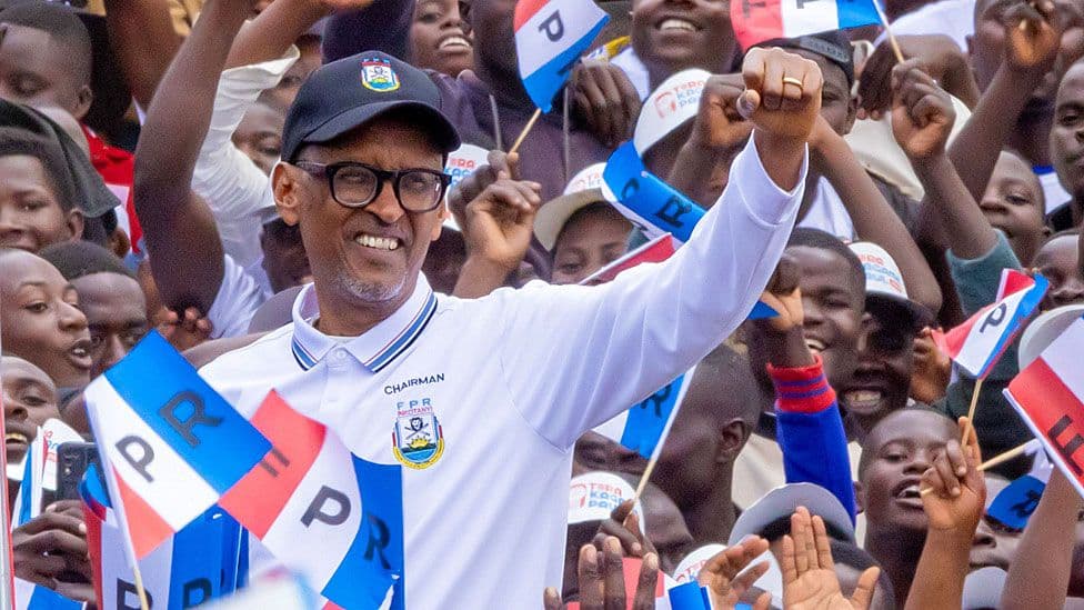 Le Président Paul kagame accompagner d'une foule