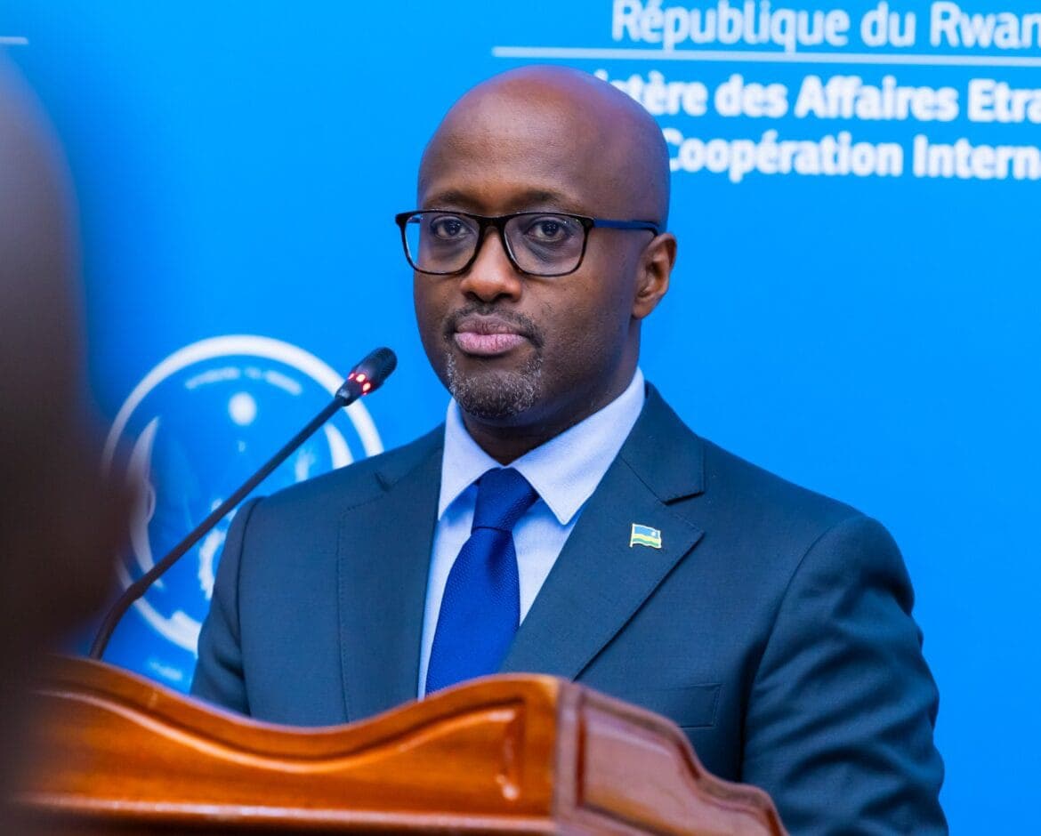 Olivier Nduhungirehe, ministre rwandais des Affaires étrangères, s'exprime derrière un pupitre