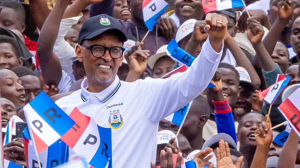 Le Président Paul kagame accompagner d'une foule